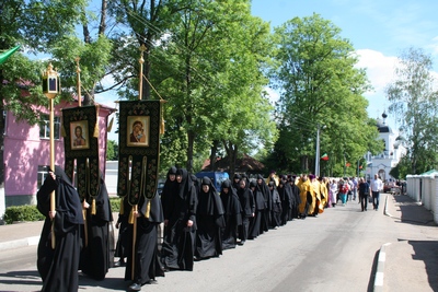 15 Начало Крестного хода с Крестом прп_Евфросинии от монастыря